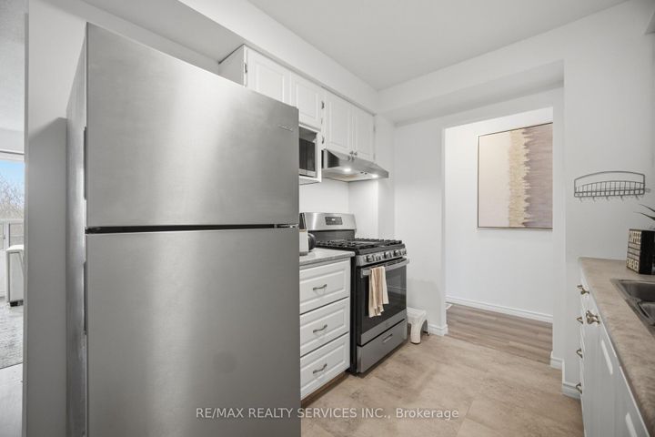 Photo 22 at 27 - 27 Dawson Crescent, Brampton North, Brampton