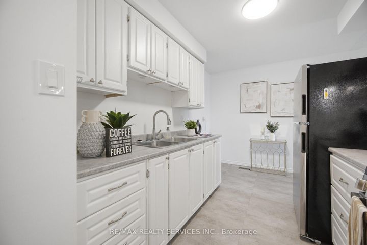 Photo 23 at 27 - 27 Dawson Crescent, Brampton North, Brampton