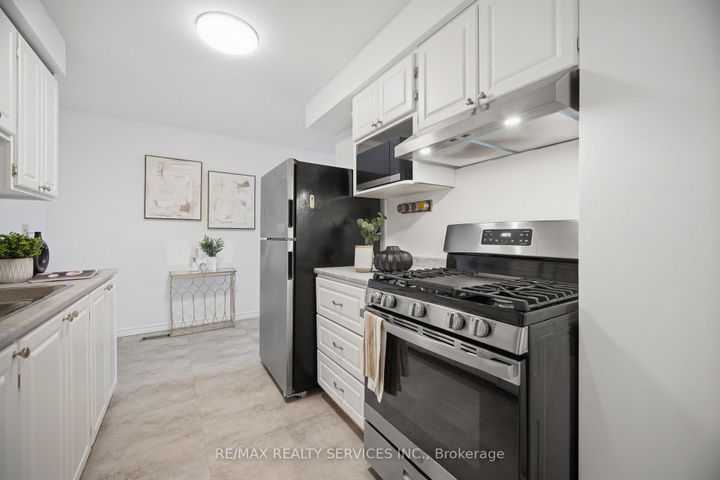 Photo 24 at 27 - 27 Dawson Crescent, Brampton North, Brampton