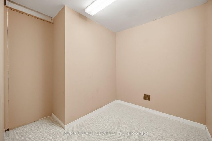 Photo 33 at 27 - 27 Dawson Crescent, Brampton North, Brampton