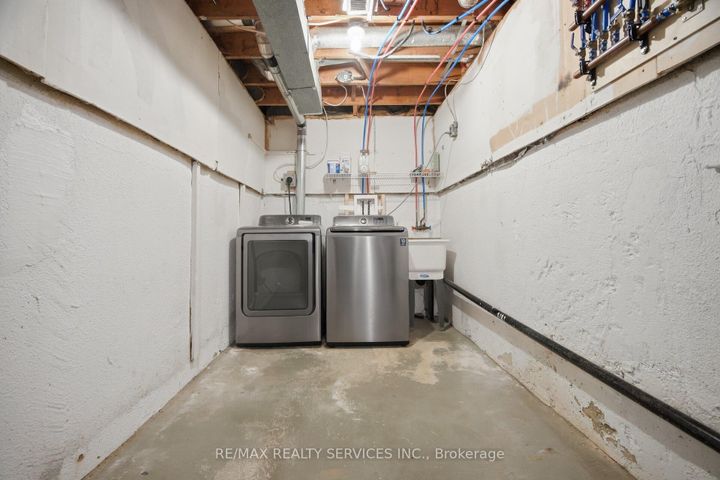 Photo 35 at 27 - 27 Dawson Crescent, Brampton North, Brampton