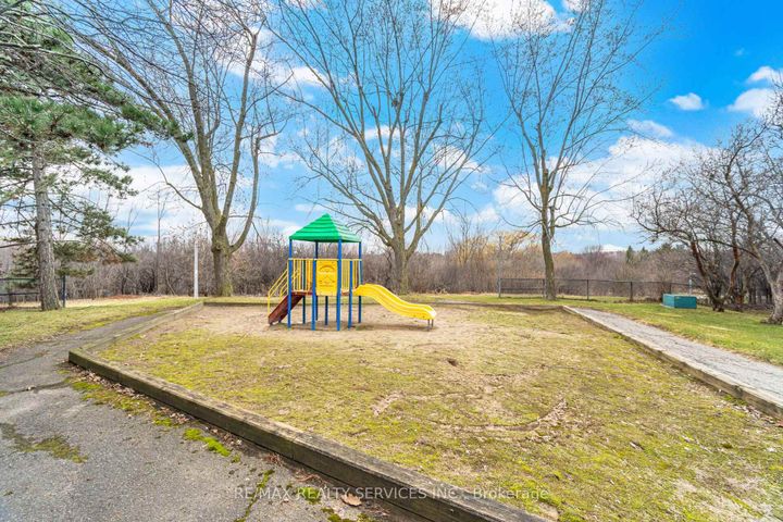 Photo 36 at 27 - 27 Dawson Crescent, Brampton North, Brampton