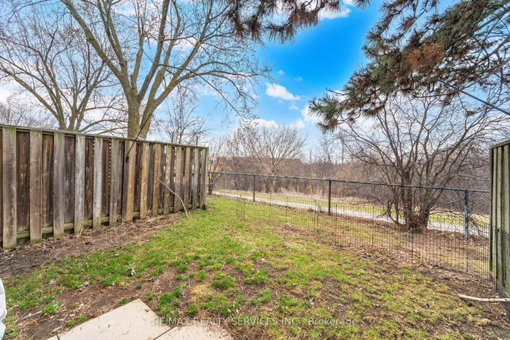 Photo 37 at 27 - 27 Dawson Crescent, Brampton North, Brampton