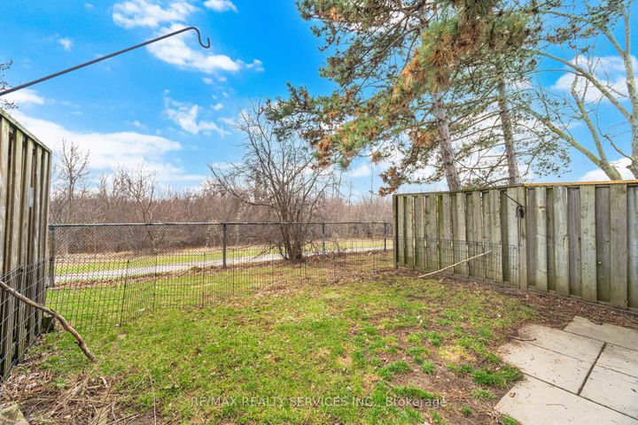 Photo 38 at 27 - 27 Dawson Crescent, Brampton North, Brampton