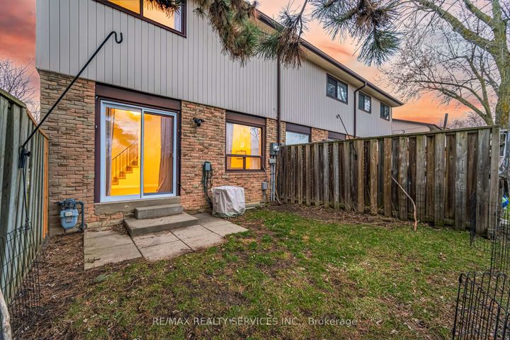 Photo 39 at 27 - 27 Dawson Crescent, Brampton North, Brampton