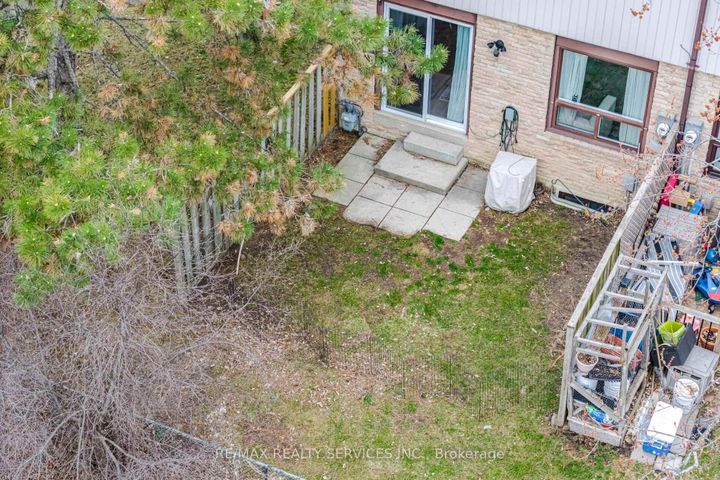 Photo 41 at 27 - 27 Dawson Crescent, Brampton North, Brampton