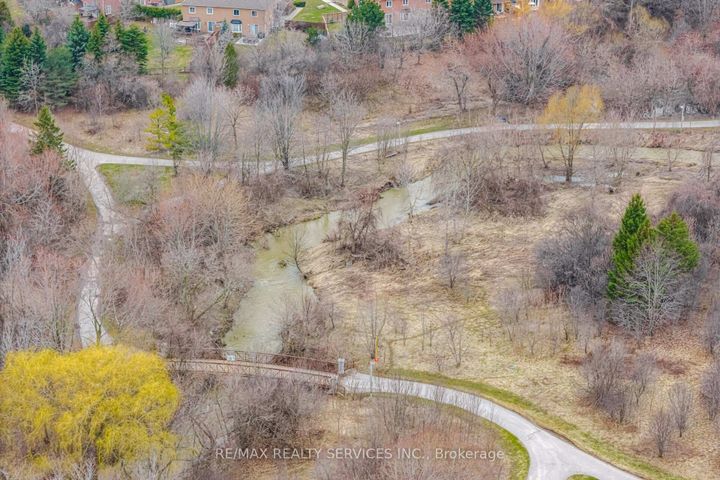 Photo 43 at 27 - 27 Dawson Crescent, Brampton North, Brampton