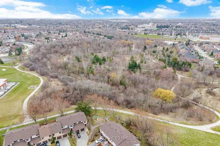 Photo 44 at 27 - 27 Dawson Crescent, Brampton North, Brampton