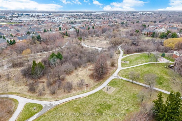 Photo 45 at 27 - 27 Dawson Crescent, Brampton North, Brampton