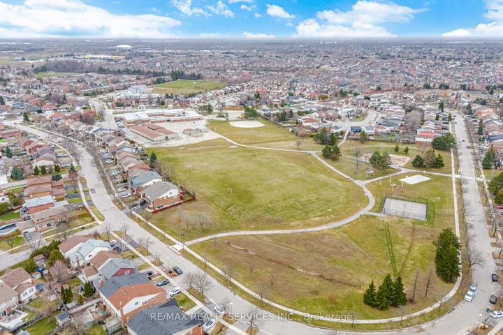 Photo 48 at 27 - 27 Dawson Crescent, Brampton North, Brampton