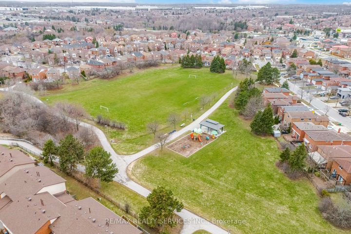 Photo 49 at 27 - 27 Dawson Crescent, Brampton North, Brampton