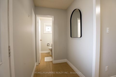 Photo 2 at 25 Shady Hollow Drive, Milliken, Toronto