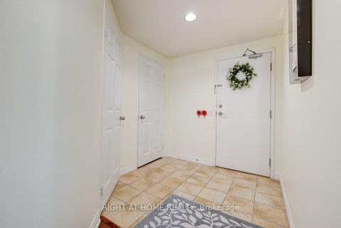 Photo 5 at 905 - 7 Bishop Avenue, Newtonbrook East, Toronto