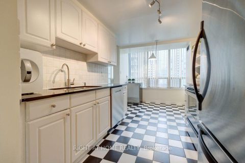 Photo 13 at 905 - 7 Bishop Avenue, Newtonbrook East, Toronto