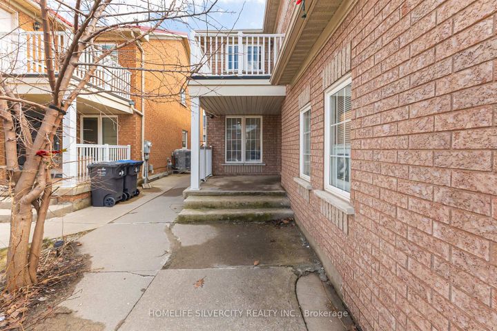 Photo 3 at 19 Vintage Gate, Fletcher's Creek Village, Brampton