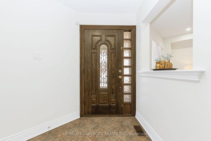 Photo 5 at 19 Vintage Gate, Fletcher's Creek Village, Brampton