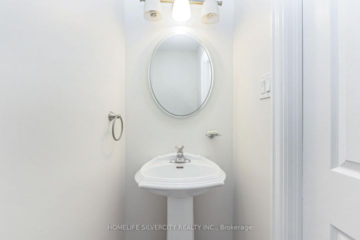 Photo 6 at 19 Vintage Gate, Fletcher's Creek Village, Brampton