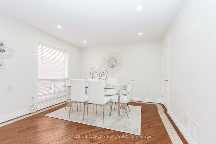 Photo 13 at 19 Vintage Gate, Fletcher's Creek Village, Brampton