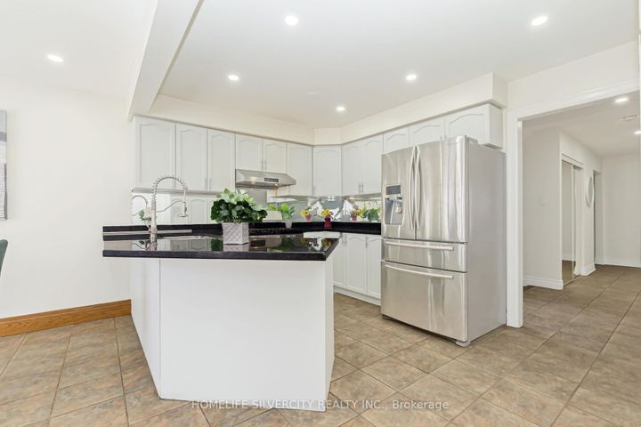 Photo 15 at 19 Vintage Gate, Fletcher's Creek Village, Brampton