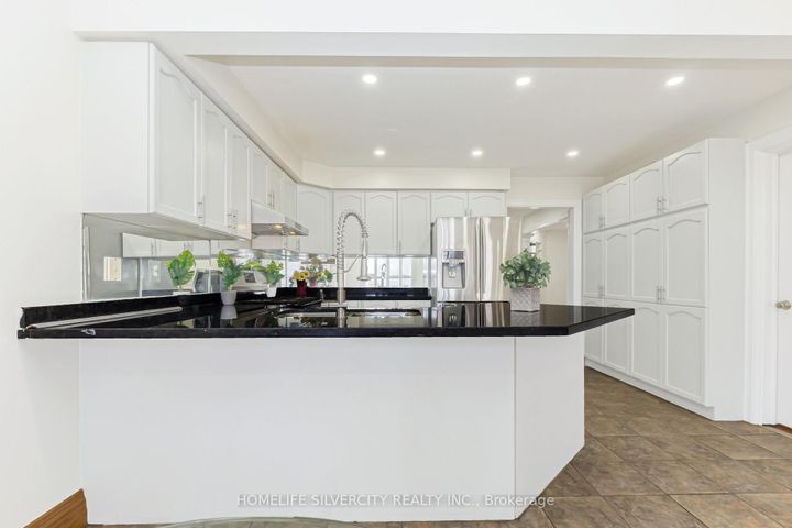 Photo 16 at 19 Vintage Gate, Fletcher's Creek Village, Brampton