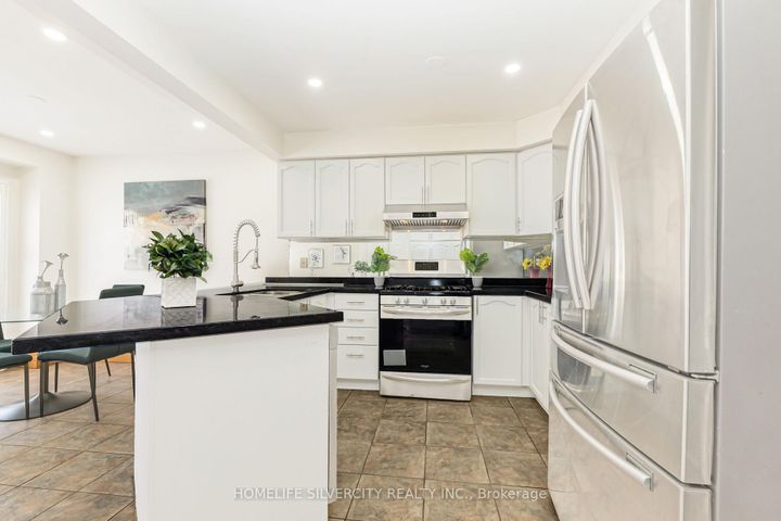 Photo 17 at 19 Vintage Gate, Fletcher's Creek Village, Brampton