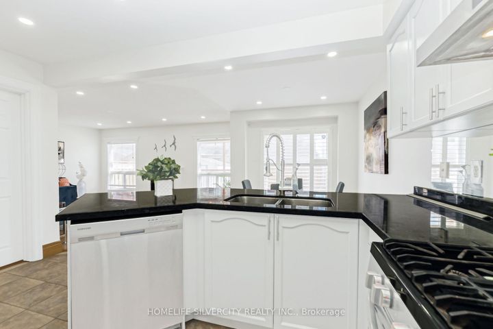 Photo 18 at 19 Vintage Gate, Fletcher's Creek Village, Brampton