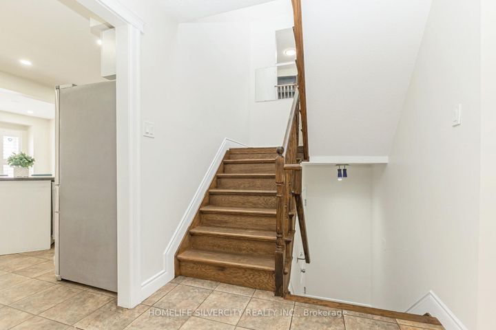 Photo 24 at 19 Vintage Gate, Fletcher's Creek Village, Brampton