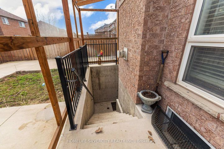 Photo 36 at 19 Vintage Gate, Fletcher's Creek Village, Brampton