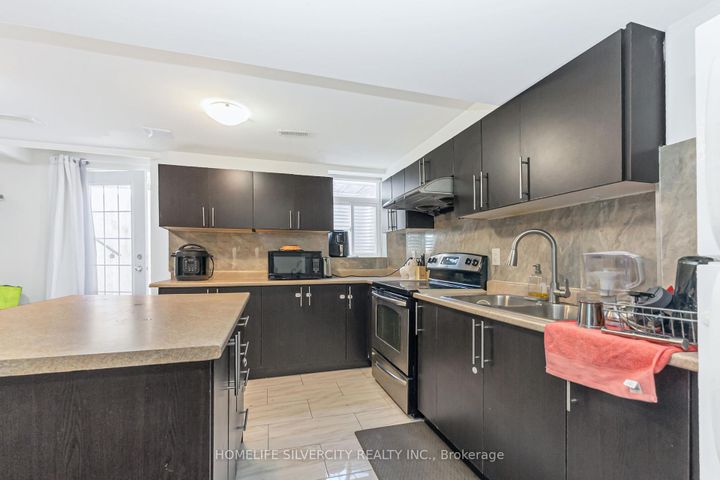 Photo 39 at 19 Vintage Gate, Fletcher's Creek Village, Brampton