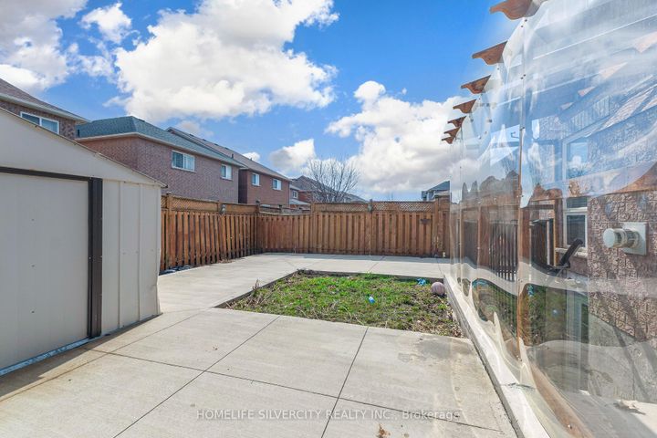 Photo 48 at 19 Vintage Gate, Fletcher's Creek Village, Brampton