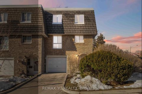 Photo 1 at 118 Tangle Briarway, Bayview Village, Toronto