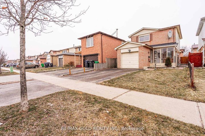 Photo 2 at 13 Martindale Crescent, Brampton West, Brampton