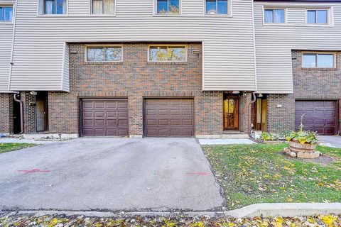 Photo 1 at 23 - 2020 Pharmacy Avenue, L'Amoreaux, Toronto