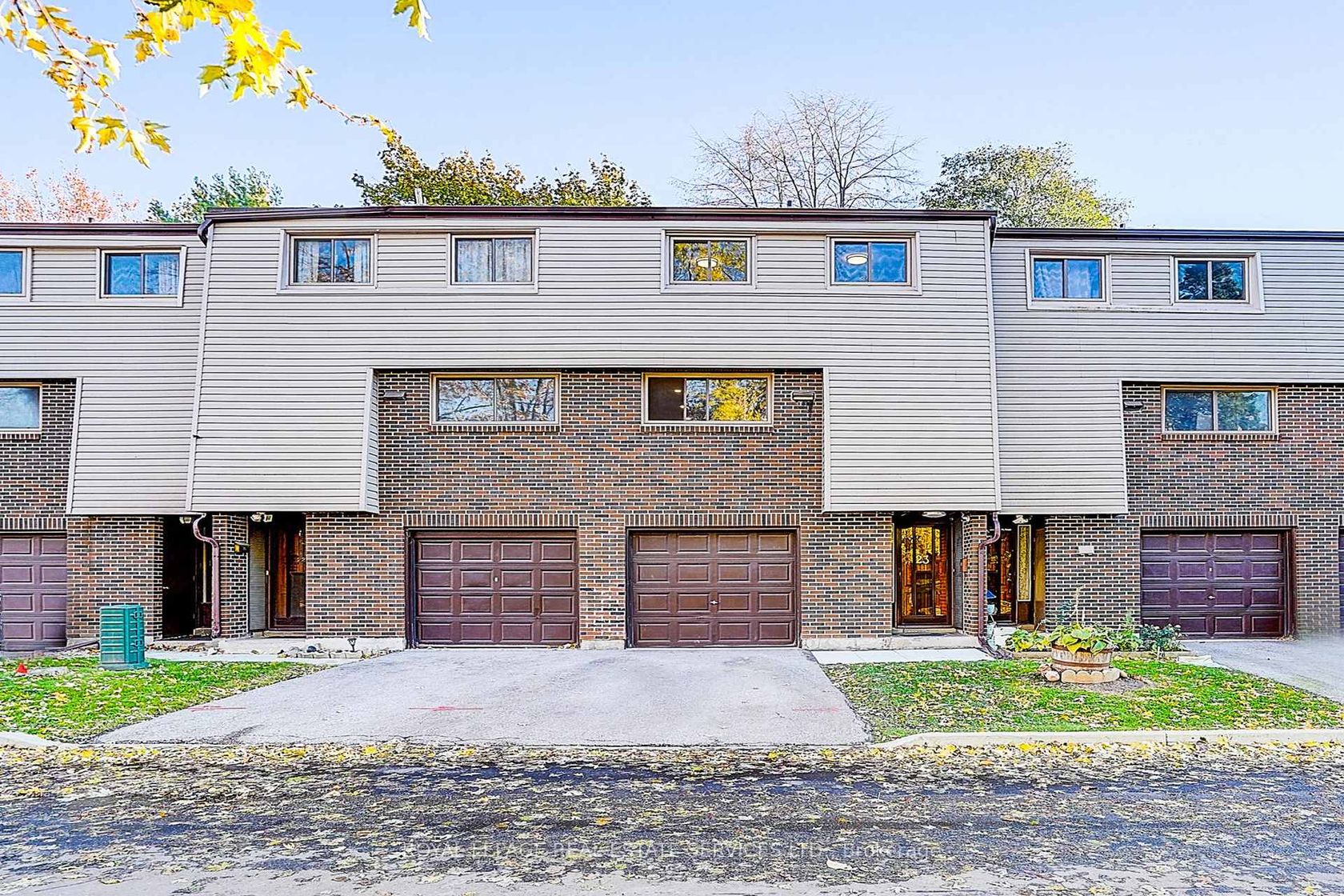 23 - 2020 Pharmacy Avenue, L'Amoreaux, Toronto by Loree Meneguzzi Real Estate 23 - 2020 Pharmacy Avenue, L'Amoreaux, Toronto