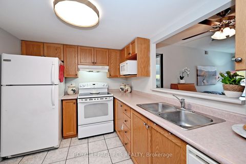 Photo 4 at 212 - 160 Wellington Street E, Aurora Village, Aurora