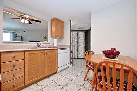 Photo 5 at 212 - 160 Wellington Street E, Aurora Village, Aurora