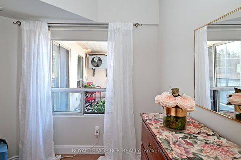 Photo 8 at 212 - 160 Wellington Street E, Aurora Village, Aurora