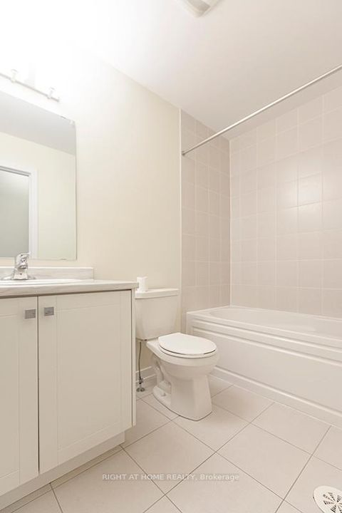 Photo 32 at 42 Dandara Gate, Steeles West Industrial, Vaughan