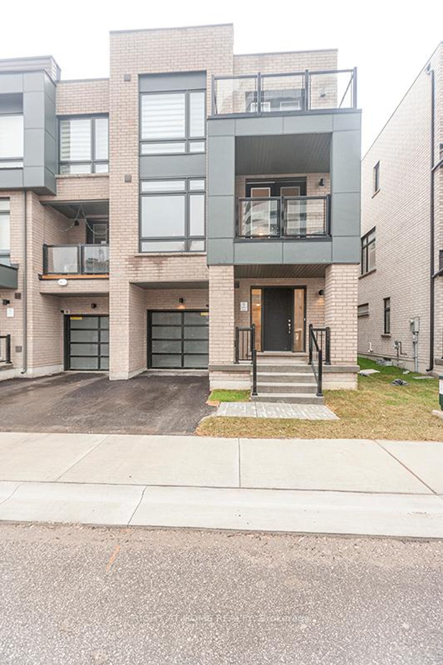 42 Dandara Gate, Steeles West Industrial, Vaughan photo 3