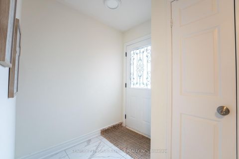 Photo 3 at 15 Kilbarry Court, South Richvale, Richmond Hill