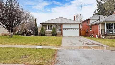 Photo 2 at 27 Doverwood Court, Newtonbrook East, Toronto