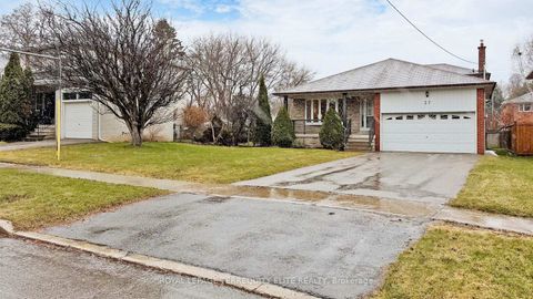 Photo 3 at 27 Doverwood Court, Newtonbrook East, Toronto