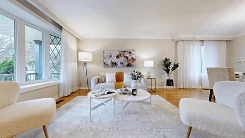 Photo 7 at 27 Doverwood Court, Newtonbrook East, Toronto