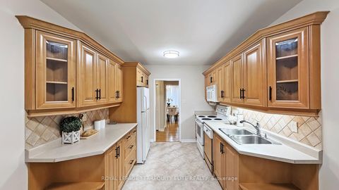 Photo 14 at 27 Doverwood Court, Newtonbrook East, Toronto