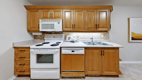 Photo 17 at 27 Doverwood Court, Newtonbrook East, Toronto