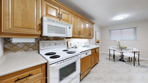Photo 18 at 27 Doverwood Court, Newtonbrook East, Toronto
