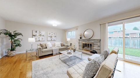 Photo 22 at 27 Doverwood Court, Newtonbrook East, Toronto