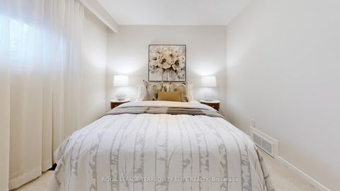 Photo 40 at 27 Doverwood Court, Newtonbrook East, Toronto