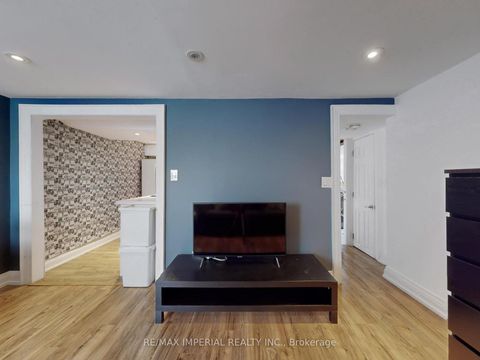 Photo 31 at 35 Waddington Crescent, Don Valley Village, Toronto