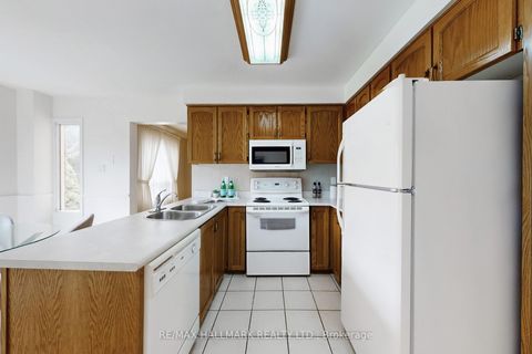 Photo 15 at 69 Dunbarton Court, Harding, Richmond Hill